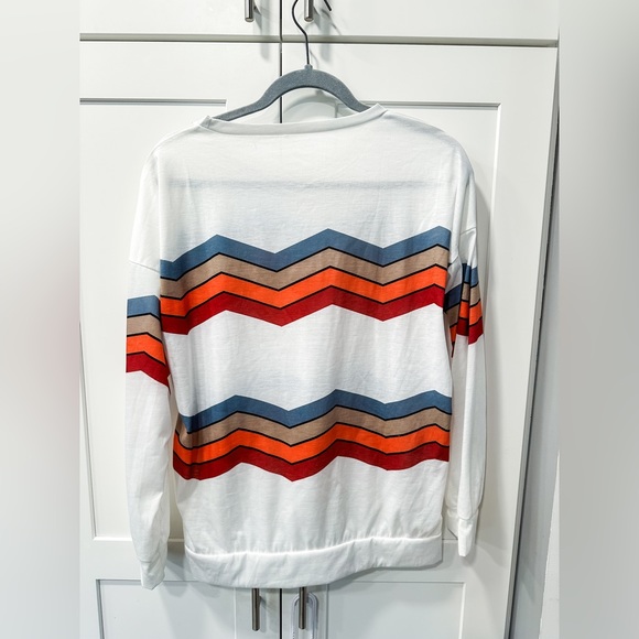Lightweight Long-sleeve Tee with Zigzag Stripes - Picture 2 of 2